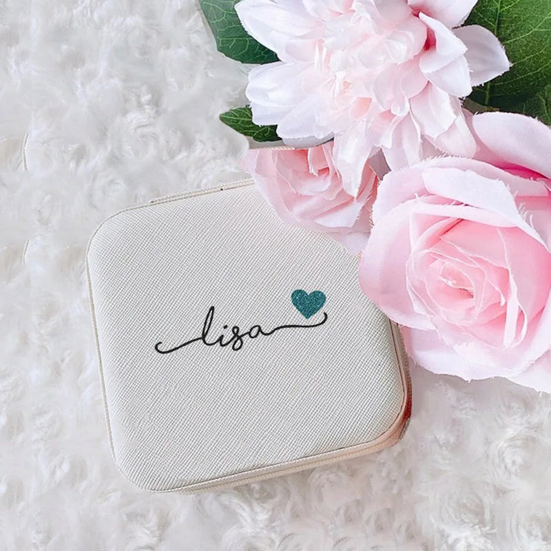 علبة بيضاء باسم Lisa وقلب فيروزي